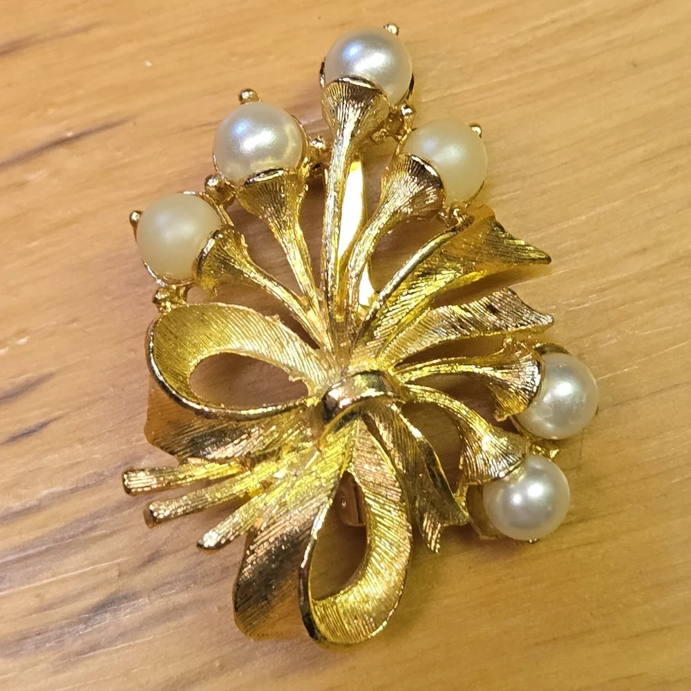 Vintage gold tone brooch with faux pearl accents